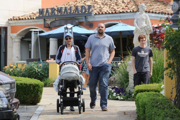 Louis Tomlinson et son fils Freddie, ainsi que son garde du corps à la sortie du restaurant Marmalade à Los Angeles, le 19 avril 2016