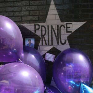 Hommage au chanteur et musicien Prince devant le célèbre club First Avenue, où le film Purple Rain avait été tourné à Minneapolis le 22 Avril 2016.