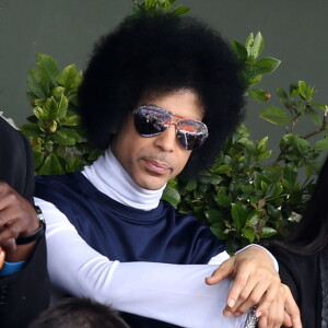 Le chanteur Prince assiste au match entre Rafael Nadal et Dusan Lajovic lors des Internationaux de France de tennis de Roland Garros à Paris, le 2 juin 2014.