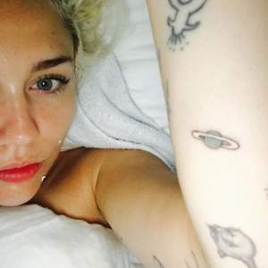 Le nouveau tatouage de Miley Cyrus, en forme de planète, divise la toile. photo publiée sur Instagram, le 26 avril 2016