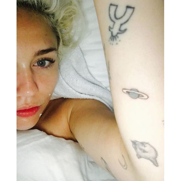 Le nouveau tatouage de Miley Cyrus, en forme de planète, divise la toile. photo publiée sur Instagram, le 26 avril 2016