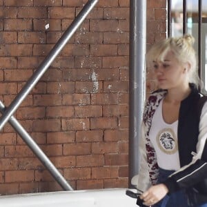Exclusif - Miley Cyrus porte une bague de fiancailles alors qu'elle se promène dans les rues de New York, le 29 mars 2016.