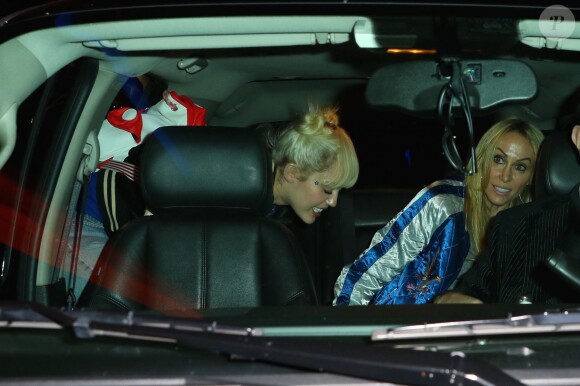 Miley Cyrus, sa soeur Brandi et leur mère Tish à la sortie du Madison Square Garden après avoir assisté au match de basket ball New York Knicks vs. Cleveland Cavaliers à New York, le 26 mars 2016