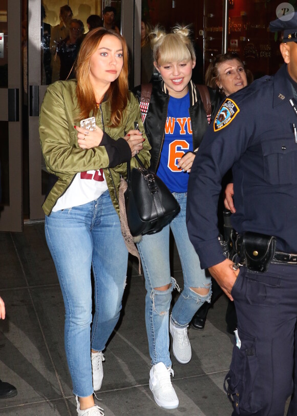 Miley Cyrus, sa soeur Brandi et leur mère Tish à la sortie du Madison Square Garden après avoir assisté au match de basket ball New York Knicks vs. Cleveland Cavaliers à New York, le 26 mars 2016.