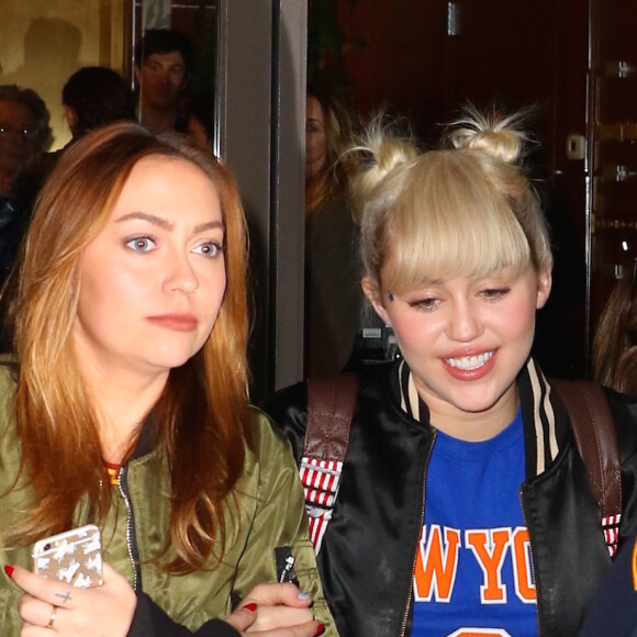 Miley Cyrus, sa soeur Brandi et leur mère Tish à la sortie du Madison Square Garden après avoir assisté au match de basket ball New York Knicks vs. Cleveland Cavaliers à New York, le 26 mars 2016.