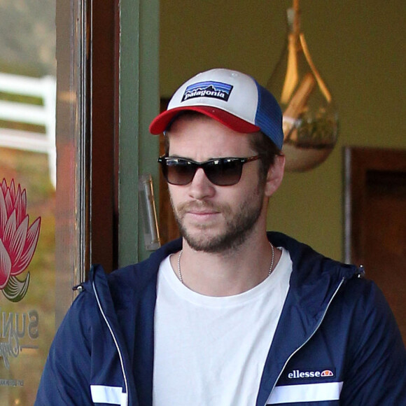 Exclusif - Liam Hemsworth achète des smoothies à Malibu, le 10 avril 2016.