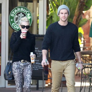 Exclusif - Miley Cyrus et son petit ami Liam Hemsworth ont achete des boissons au Starbucks a Los Angeles Le 22 decembre 2012