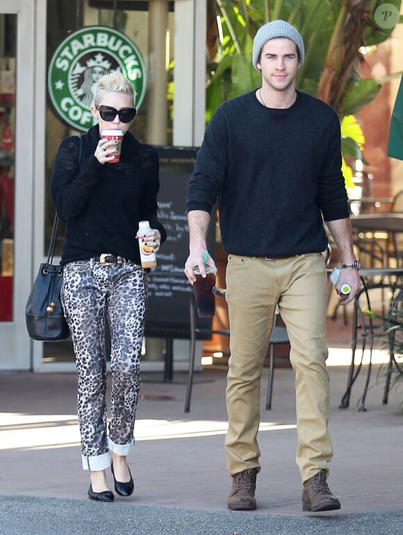 Exclusif - Miley Cyrus et son petit ami Liam Hemsworth ont achete des boissons au Starbucks a Los Angeles Le 22 decembre 2012