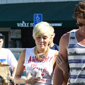 Miley Cyrus et son petit ami Liam Hemsworth dans les rues de Studio City, le 11 septembre 2012