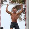 Zac Efron dévoile son impressionnante musculature lors d'une scène torse nu pour le film "Baywatch" à Miami le 8 mars 2016.