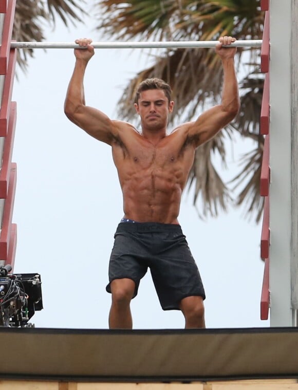 Zac Efron dévoile son impressionnante musculature lors d'une scène torse nu pour le film "Baywatch" à Miami le 8 mars 2016.
