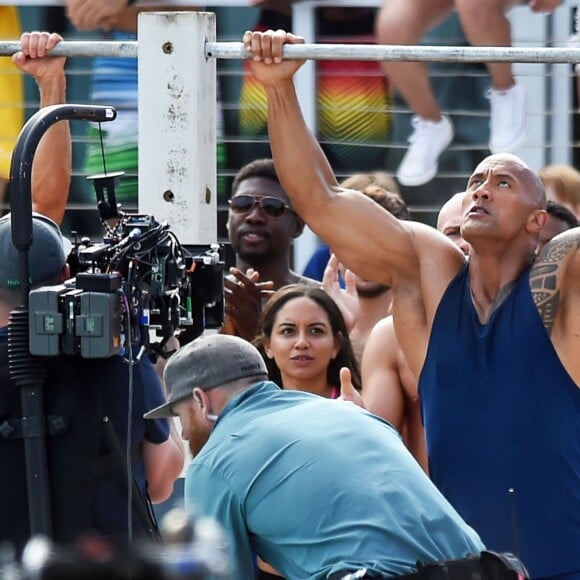 Dwayne Johnson et Zac Efron montrent leurs muscles sur le tournage de 'Baywatch' à Miami, le 8 mars 2016
