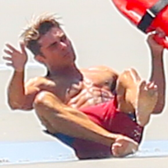 Exclusif - Zac Efron tombe lors d'une scène du film "Baywatch" alors que les acteurs doivent courir ensemble côte à côte sur la plage de Malibu pour recréer la photo mythique de la série. À Savannah, le 21 avril 2016.