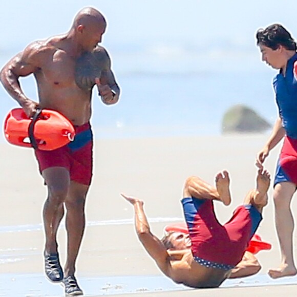 Exclusif - Zac Efron tombe lors d'une scène du film "Baywatch" alors que les acteurs doivent courir ensemble côte à côte sur la plage de Malibu pour recréer la photo mythique de la série. À Savannah, le 21 avril 2016.