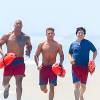 Exclusif - Zac Efron tombe lors d'une scène du film "Baywatch" alors que les acteurs doivent courir ensemble côte à côte sur la plage de Malibu pour recréer la photo mythique de la série. À Savannah, le 21 avril 2016.