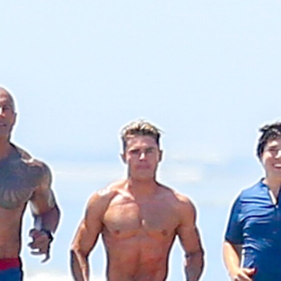 Exclusif - Zac Efron tombe lors d'une scène du film "Baywatch" alors que les acteurs doivent courir ensemble côte à côte sur la plage de Malibu pour recréer la photo mythique de la série. À Savannah, le 21 avril 2016.