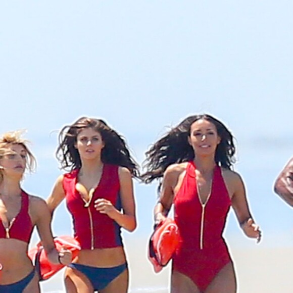 Exclusif - Zac Efron tombe lors d'une scène du film "Baywatch" alors que les acteurs doivent courir ensemble côte à côte sur la plage de Malibu pour recréer la photo mythique de la série. À Savannah, le 21 avril 2016.