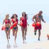 Exclusif - Zac Efron tombe lors d'une scène du film "Baywatch" alors que les acteurs doivent courir ensemble côte à côte sur la plage de Malibu pour recréer la photo mythique de la série. À Savannah, le 21 avril 2016.