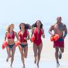 Exclusif - Zac Efron tombe lors d'une scène du film "Baywatch" alors que les acteurs doivent courir ensemble côte à côte sur la plage de Malibu pour recréer la photo mythique de la série. À Savannah, le 21 avril 2016.