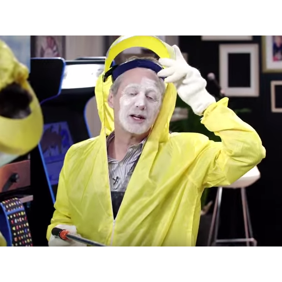 L'animateur Antoine de Caunes ivre dans "Les recettes pompettes". Avril 2016.