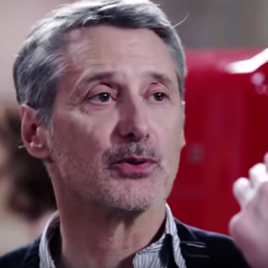 Le présentateur Antoine de Caunes ivre dans "Les recettes pompettes". Avril 2016.