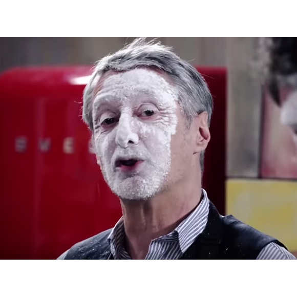 Antoine de Caunes ivre dans "Les recettes pompettes". Avril 2016.