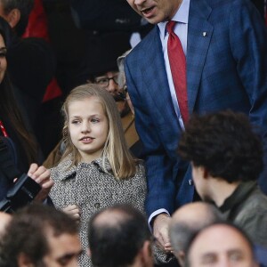 La princesse Leonor des Asturies accompagnait son papa le roi Felipe VI d'Espagne au stade Vicente-Calderon le 27 avril 2016 pour la demi-finale aller de Ligue des Champions entre l'Atletico Madrid et le Bayern Munich.