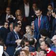 La princesse Leonor des Asturies et son père le roi Felipe VI d'Espagne au stade Vicente-Calderon le 27 avril 2016 pour la demi-finale aller de Ligue des Champions entre l'Atletico Madrid et le Bayern Munich.