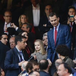 La princesse Leonor des Asturies et son père le roi Felipe VI d'Espagne au stade Vicente-Calderon le 27 avril 2016 pour la demi-finale aller de Ligue des Champions entre l'Atletico Madrid et le Bayern Munich.