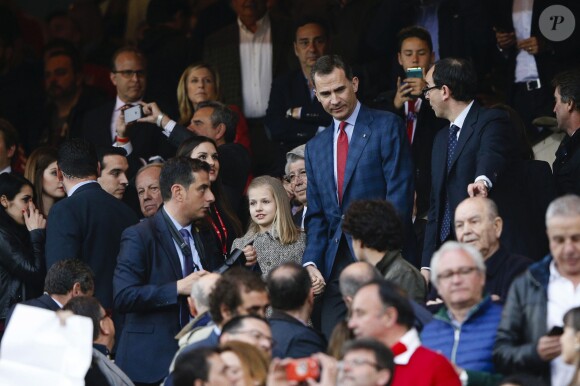 La princesse Leonor des Asturies et son père le roi Felipe VI d'Espagne au stade Vicente-Calderon le 27 avril 2016 pour la demi-finale aller de Ligue des Champions entre l'Atletico Madrid et le Bayern Munich.