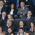 La princesse Leonor des Asturies, qui discute avec Vicente del Bosque, accompagnait son père le roi Felipe VI d'Espagne, assis au côté d'Enrique Cerezo, au stade Vicente-Calderon le 27 avril 2016 pour la demi-finale aller de Ligue des Champions entre l'Atletico Madrid et le Bayern Munich.