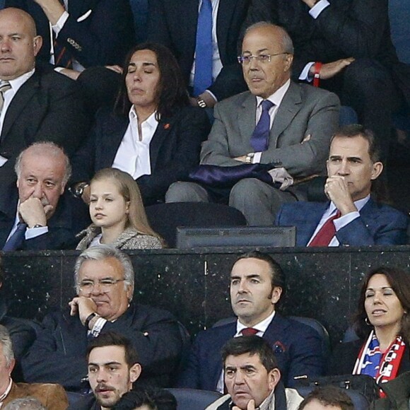 La princesse Leonor des Asturies, qui discute avec Vicente del Bosque, accompagnait son père le roi Felipe VI d'Espagne, assis au côté d'Enrique Cerezo, au stade Vicente-Calderon le 27 avril 2016 pour la demi-finale aller de Ligue des Champions entre l'Atletico Madrid et le Bayern Munich.