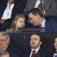 La princesse Leonor des Asturies et son père le roi Felipe VI d'Espagne complices au stade Vicente-Calderon le 27 avril 2016 pour la demi-finale aller de Ligue des Champions entre l'Atletico Madrid et le Bayern Munich.