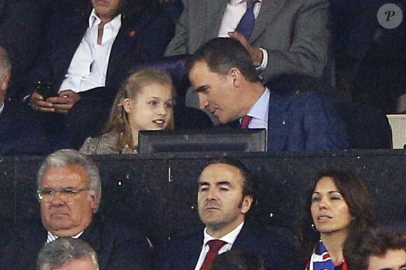 La princesse Leonor des Asturies et son père le roi Felipe VI d'Espagne complices au stade Vicente-Calderon le 27 avril 2016 pour la demi-finale aller de Ligue des Champions entre l'Atletico Madrid et le Bayern Munich.