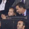 La princesse Leonor des Asturies et son père le roi Felipe VI d'Espagne ensemble pour la première fois au stade Vicente-Calderon le 27 avril 2016 pour la demi-finale aller de Ligue des Champions entre l'Atletico Madrid et le Bayern Munich.