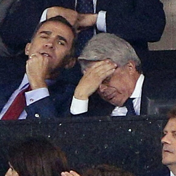 Le roi Felipe VI d'Espagne et Enrique Cerezo au stade Vicente-Calderon le 27 avril 2016 pour la demi-finale aller de Ligue des Champions entre l'Atletico Madrid et le Bayern Munich.