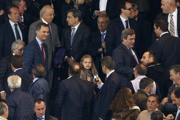 La princesse Leonor et son père le roi Felipe VI d'Espagne au stade Vicente-Calderon le 27 avril 2016 pour la demi-finale aller de Ligue des Champions entre l'Atletico Madrid et le Bayern Munich.