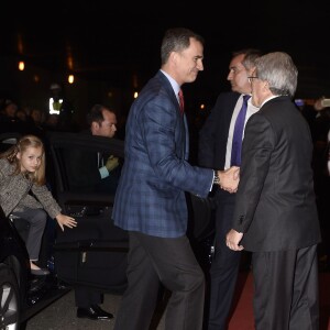 La princesse Leonor des Asturies et le roi Felipe VI d'Espagne accueillis par Enrique Cerezo au stade Vicente-Calderon le 27 avril 2016 pour la demi-finale aller de Ligue des Champions entre l'Atletico Madrid et le Bayern Munich.