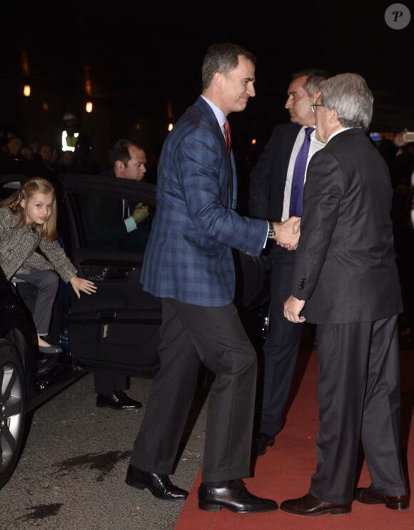 La princesse Leonor des Asturies et le roi Felipe VI d'Espagne accueillis par Enrique Cerezo au stade Vicente-Calderon le 27 avril 2016 pour la demi-finale aller de Ligue des Champions entre l'Atletico Madrid et le Bayern Munich.