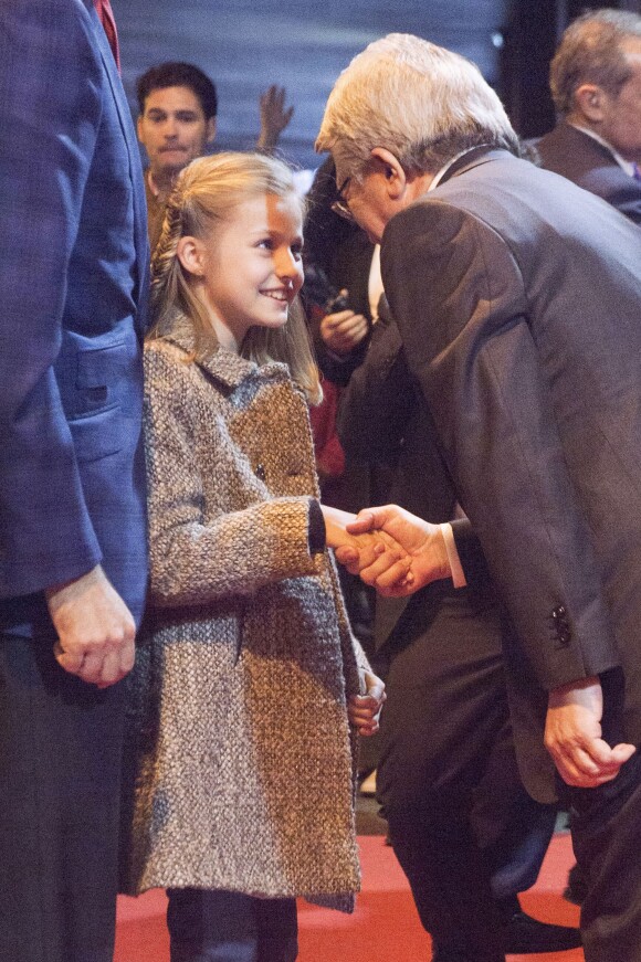 Enrique Cerezo salue la princesse Leonor des Asturies, qui accompagnait son père le roi Felipe VI d'Espagne au stade Vicente-Calderon le 27 avril 2016 pour la demi-finale aller de Ligue des Champions entre l'Atletico Madrid et le Bayern Munich.