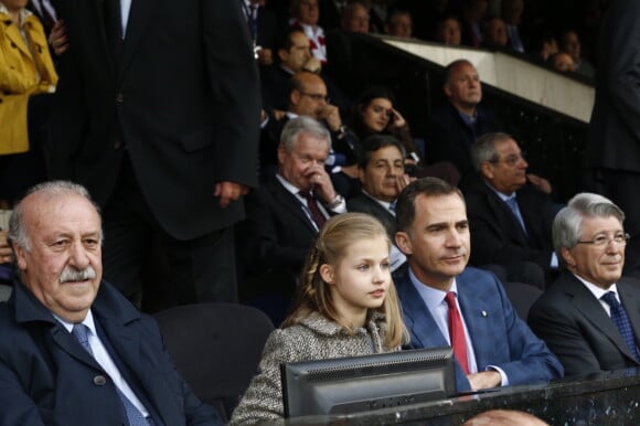 Le roi Felipe VI était accompagné de sa fille la princesse Leonor des Asturies, assise à côté de Vicente del Bosque, au stade Vicente-Calderon le 27 avril 2016 pour la demi-finale aller de Ligue des Champions entre l'Atletico Madrid et le Bayern Munich.