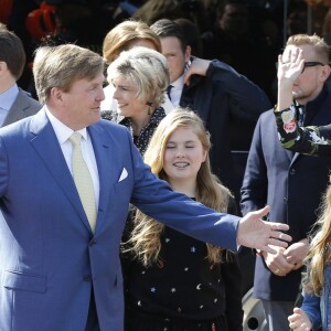 Le roi Willem-Alexander, la reine Maxima des Pays-Bas et leurs filles, la princesse Catharina-Amalia, la princesse Ariane et la princesse Alexia lors de la Fête du Roi le 27 avril 2016 à Zwolle pour les 49 ans du roi Willem-Alexander des Pays-Bas.