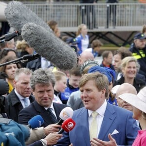 Le roi Willem-Alexander et la reine Maxima des Pays-Bas interviewés lors de la Fête du Roi le 27 avril 2016 à Zwolle pour les 49 ans du roi Willem-Alexander des Pays-Bas.