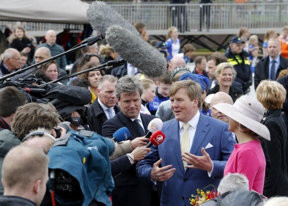 Le roi Willem-Alexander et la reine Maxima des Pays-Bas interviewés lors de la Fête du Roi le 27 avril 2016 à Zwolle pour les 49 ans du roi Willem-Alexander des Pays-Bas.