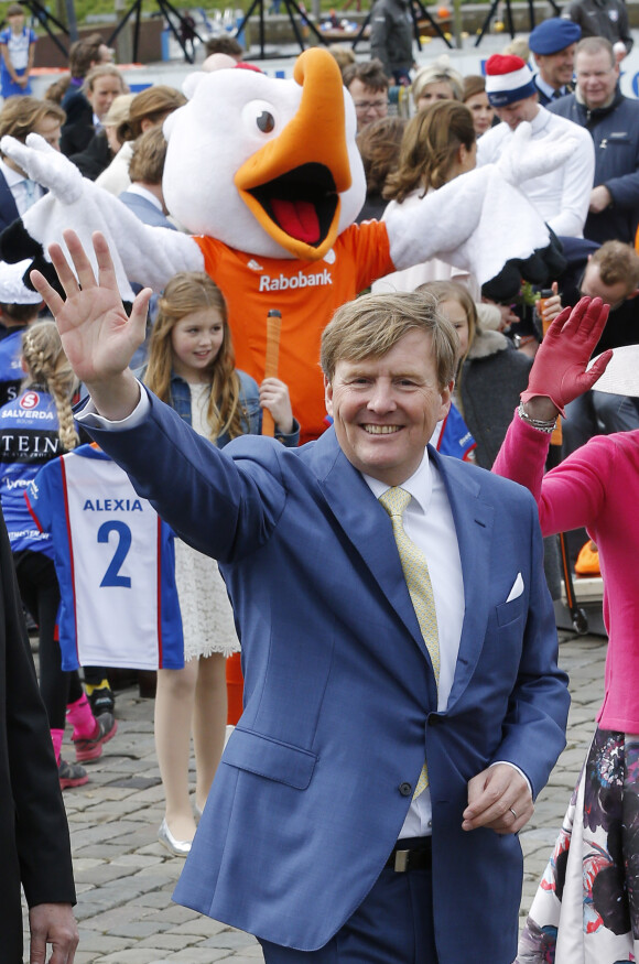 Le roi Willem-Alexander des Pays-Bas lors de la Fête du Roi le 27 avril 2016 à Zwolle. En arrière-plan, sa fille la princesse Alexia.