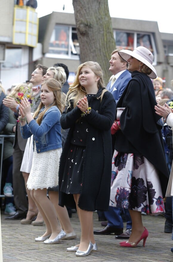 Le roi Willem-Alexander, la reine Maxima des Pays-Bas et leurs filles la princesse Catharina-Amalia et la princesse Alexia lors de la Fête du Roi le 27 avril 2016 à Zwolle pour les 49 ans du roi Willem-Alexander des Pays-Bas.