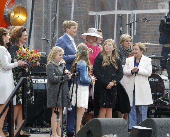 Le roi Willem-Alexander, la reine Maxima des Pays-Bas et leurs filles la princesse Ariane, la princesse Alexia et la princesse héritière Catharina-Amalia lors de la Fête du Roi le 27 avril 2016 à Zwolle pour les 49 ans du roi Willem-Alexander des Pays-Bas.