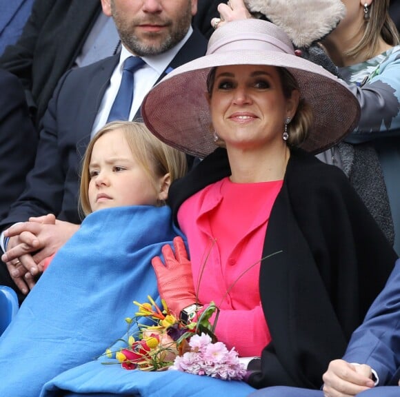 La reine Maxima des Pays-Bas et sa fille la princesse Ariane lors de la Fête du Roi le 27 avril 2016 à Zwolle pour les 49 ans du roi Willem-Alexander des Pays-Bas.