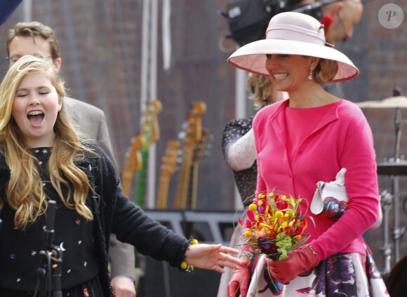 La reine Maxima des Pays-Bas et sa fille la princesse Catharina-Amalia lors de la Fête du Roi le 27 avril 2016 à Zwolle pour les 49 ans du roi Willem-Alexander des Pays-Bas.