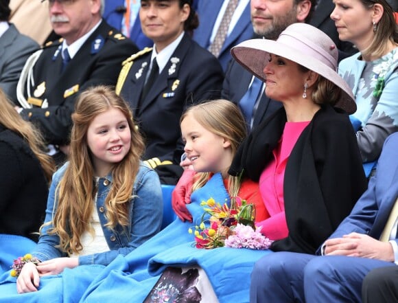 La reine Maxima des Pays-Bas et ses filles la princesse Ariane et la princesse Alexia lors de la Fête du Roi le 27 avril 2016 à Zwolle pour les 49 ans du roi Willem-Alexander des Pays-Bas.